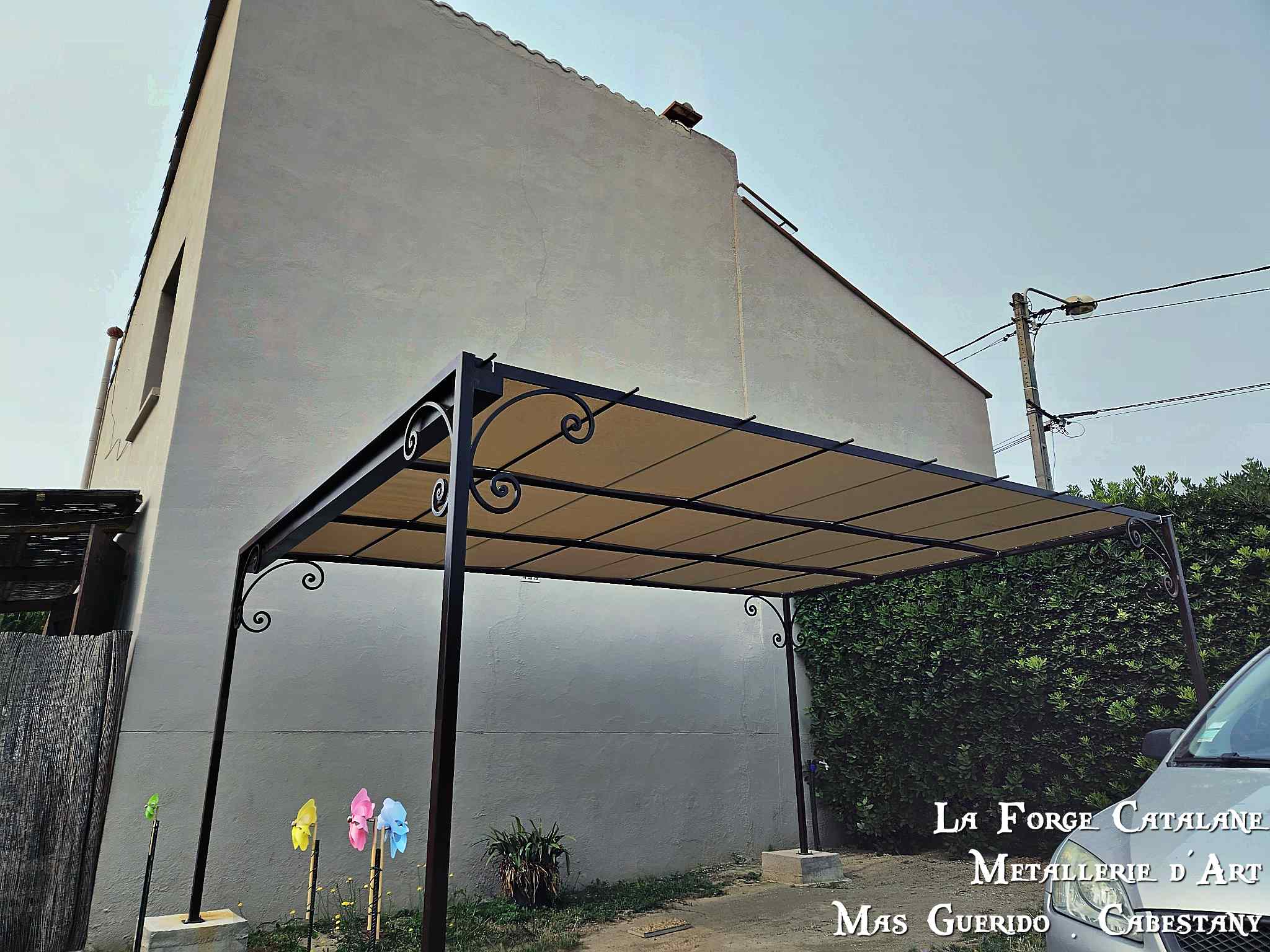 tonnelle avec volutes et bache forge catalane.jpg